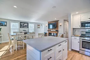 Walk to Great Pond: Spacious East Falmouth Home - Innvendig