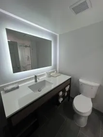La Quinta Inn & Suites by Wyndham Duluth-Atlanta - Bathroom