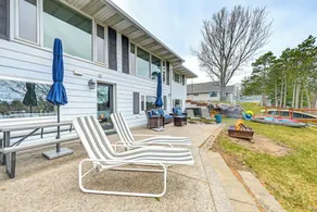 Dock, Deck & View: Lakefront Chippewa Falls Studio - Innvendig