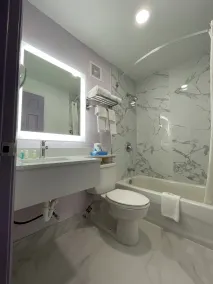 Quality Inn - Denton - Bathroom