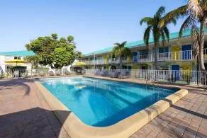 Days Inn & Suites by Wyndham Fort Pierce Midtown - Piscine