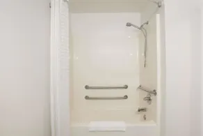 Howard Johnson by Wyndham Beckley - Bathroom
