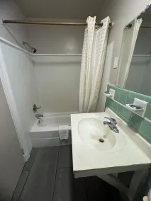 The Executive Inn - Bathroom