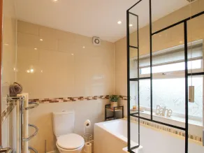Spitfire Lodge - Bathroom