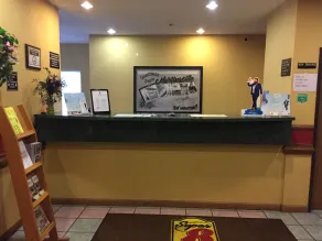 Super 8 by Wyndham Martinsville - Lobby
