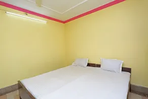 SPOT ON 40303 Hotel Surya - Quarto