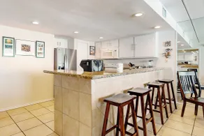 10th-floor 3BR Beachfront Condo w/ Views & Pool - Intérieur