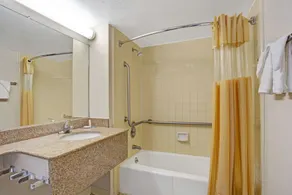 Days Inn by Wyndham Norfolk Military Circle - Salle de bain
