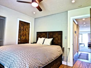 Ski In, Ski Out Cozy Creek Side Cabin w Front Yard - Chambre
