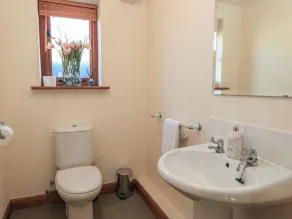 Granary Cottage - Bathroom