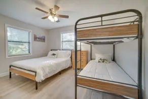 Kodak Getaway w/ Covered Decks + Game Room! - Chambre