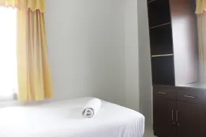 Spacious 2BR Apartment at Pinewood near JATOS - Habitación