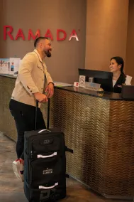 Ramada Suites By Wyndham Victoria Street West - Rezeption