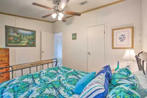 Cedar Creek Lake Access: Retreat w/ Deck - Innvendig