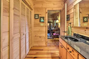 Cabin w/ BBQ + Games - Walk to Blue Ridge Parkway! - Intérieur