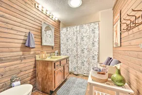 Spacious Syracuse Getaway w/ Waterfront Deck! - Interiør