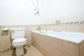 Akur Hotel Malioboro Mitra RedDoorz - Bathroom
