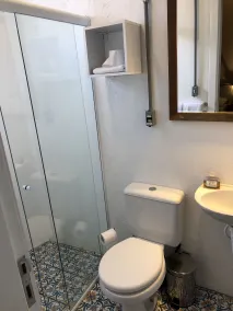 Laika Hostel - Bathroom