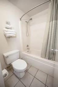 RIVER OAK INN - Bathroom