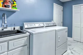 Pet-friendly Maple Grove Gem w/ Private Yard! - Interiör