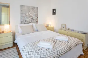 Spacious 2BDR Apartment with balcony - FREE PARKING - Room