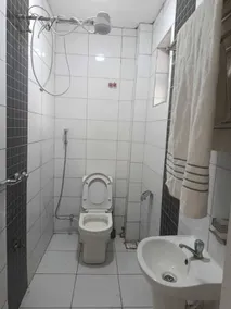 J & J Olosho Hotel - Bathroom