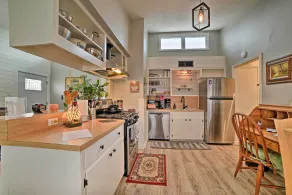 Coastal Escape w/ Yard, Walk 1 Mile to Texas A & M - Intérieur
