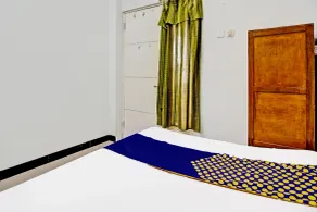 Capital O 94012 Dewa Jati House - Room