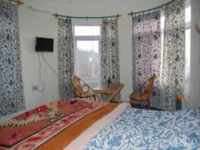 Calm Holiday Inn - Room