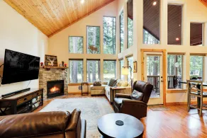 Hot Tub & Game Room: Ronald Retreat 2 Mi to Lake! - Intérieur