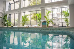 Queen's Court Hotel & Residence - Pool