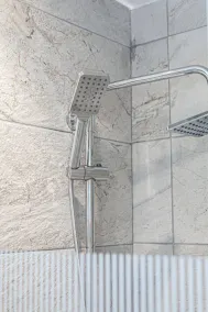Appartement de vacances adapté aux familles avec jardin, sauna et jacuzzi | Vue jardin - Salle de bain