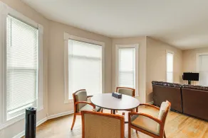 < 1 Mi to Main St: Quiet Apartment in Galesburg! - Intérieur