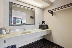 Relax inn by OYO Greeneville Near Hwy US-321 - Bathroom