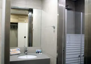 HI Rabin - Jerusalem Hostel - Bathroom
