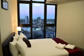 Southbank Apartment with Skyline View: 5-Min Walk to CROWN Casino - Zimmer