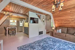 Lakefront Rocky Mount Cabin w/ Dock & Kayaks! - Interiör