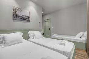 Villa Zoi A Stay to Remember Guesthouse I Sleep on the Historic Roman Road Via Egnatia inside the ancient walls of Elbasan Castle and wake up to a homemade Albanian breakfast prepared by a local family - Værelse