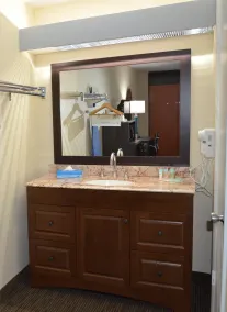 Days Inn & Suites by Wyndham Orlando Airport - Chambre