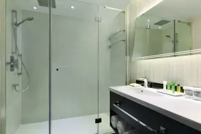 Hilton London Heathrow Airport Hotel - Bathroom
