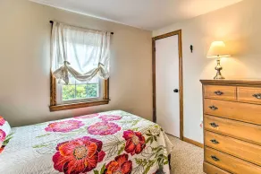 Traditional Cape Cod Cottage: Walk to Beach! - Værelse