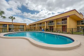 Rodeway Inn Clermont North - Pool