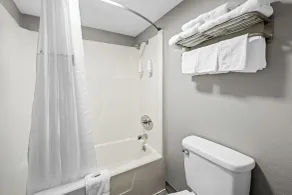 Super 8 by Wyndham Kingsport /I-81 - Bathroom