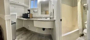 Americas Inn & Suite - Bathroom