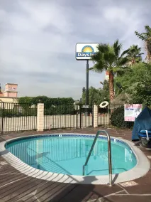 Days Inn by Wyndham Ontario Airport - Piscine