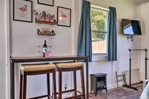 Flirty Flamingo' Studio: 1 Mi to Canyon Lake - Intérieur
