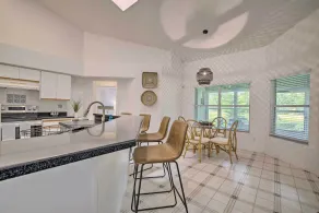 Crystal River Gem Near Three Sisters Springs! - Interior