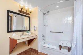 Holiday Inn Express Hotel & Suites Clarington - Bowmanville by IHG - Salle de bain