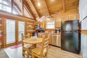 Honey Bear Pause: Rural Escape w/ Porch & Hot Tub! - Innvendig