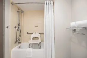 Holiday Inn Express Hotel & Suites Fredericksburg by IHG - Salle de bain